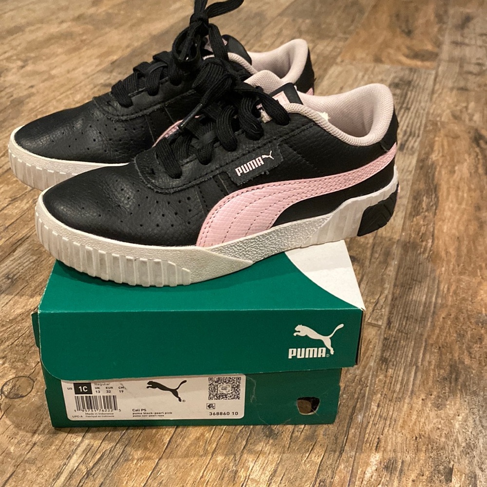 Girls pink and black Pumas